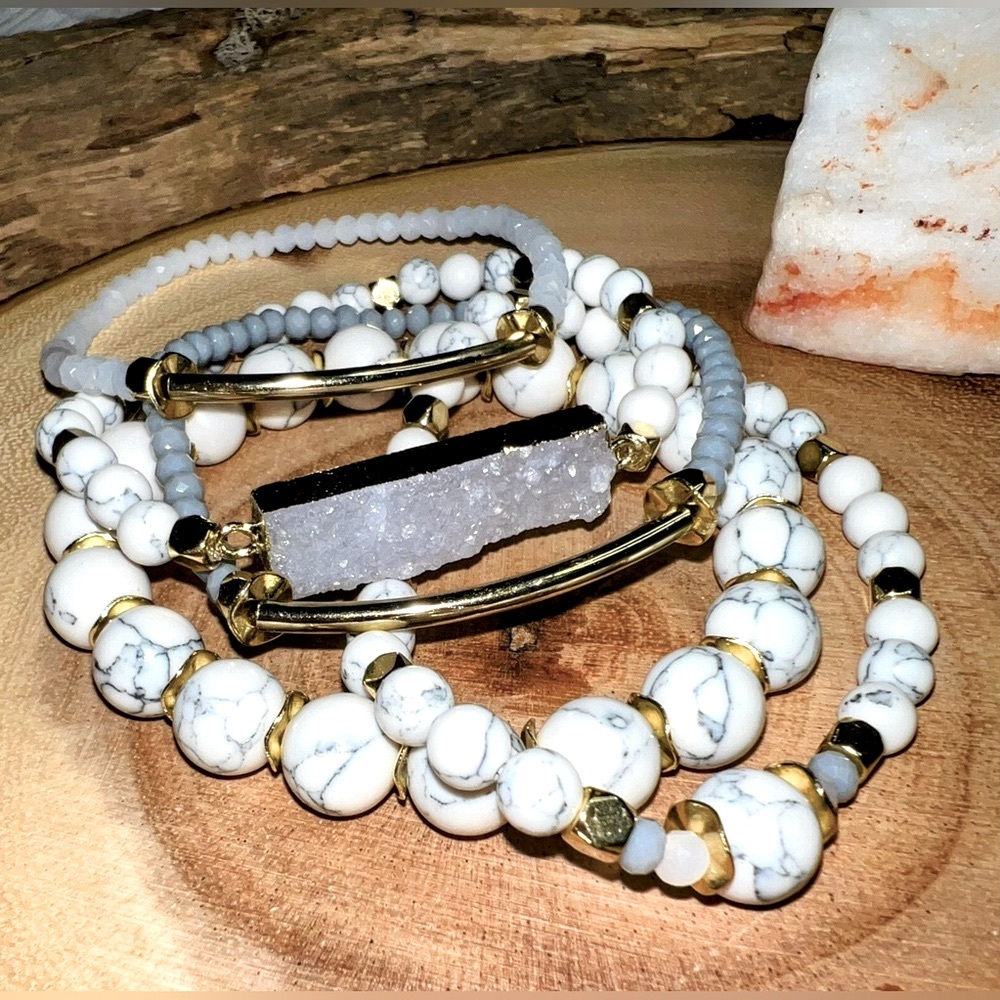 Set: Howlite -5 Stackable Bracelets And Matching … - image 3